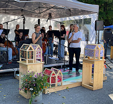 Dr. Marta Zientkowska-Schulz und Erster Bürgermeister Norbert Seidl auf der Bühne der PUC-Wiese Dr. Marta Zientkowska-Schulz und Erster Bürgermeister Norbert Seidl auf der Bühne der PUC-Wiese